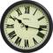 Eine analoge Wanduhr mit römischen Ziffern und zwei schwarzen Zeigern zeigt 10:10 Uhr an.