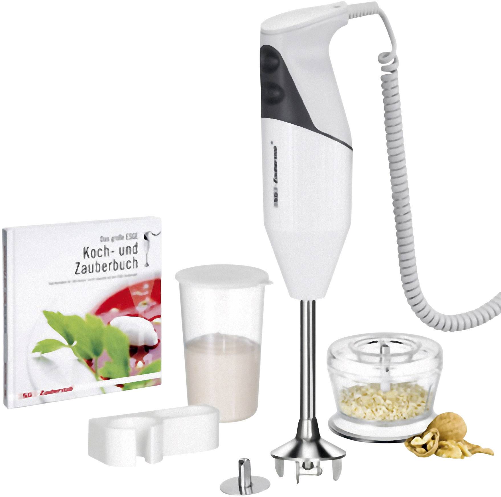 Ein Stabmixer-Set mit Mixer, Messbecher, Schneideaufsatz, Buch mit dem Titel 'Koch- und Zauberbuch', und einigen Nüssen.
