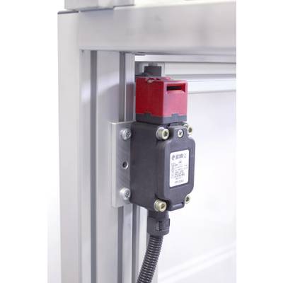 Ein roter Sicherheitsschalter ist an einem silbernen Metallrahmen montiert. Es handelt sich um einen Elektroschalter mit Kabel.