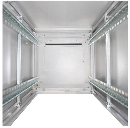 Leerer metallischer Schaltschrank von innen, mit Schienen an beiden Seiten für die Montage elektrischer Komponenten.
