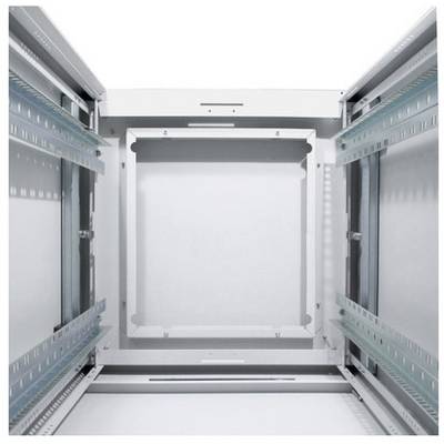 Ein leerer Server-Rackrahmen aus Metall, in einem hellen Raum, zeigt Schienen und Platz für die Installation von Serverkomponenten.