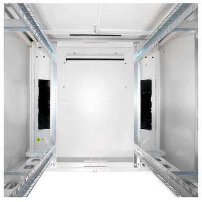 Innenansicht eines leeren Serverracks aus Metall mit Schienen an den Seiten zur Montage von Geräten.