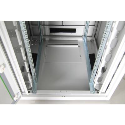 Leerer, offener Server-Schrank aus Metall. Er zeigt Seiten- und Bodenstreben, bereit für die Installation von Server-Hardware.
