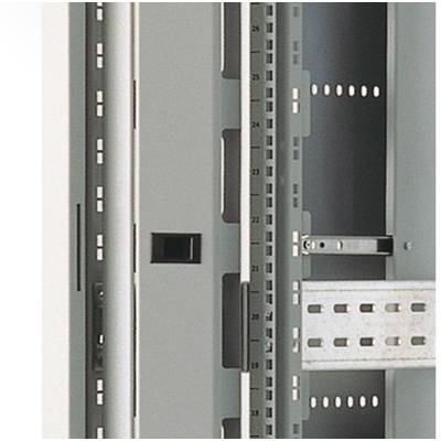 Ein graues Metallgehäuse mit vertikalen Schienensystemen und nummerierten Markierungen, vermutlich für Schaltschränke oder Server.