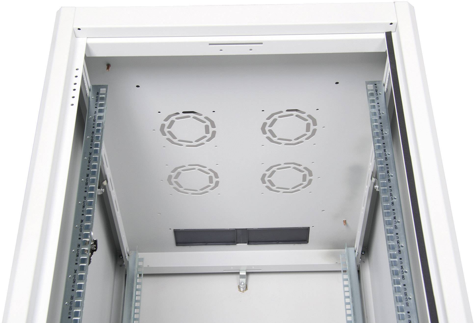 Ein leerer Server-Schrank mit sichtbaren Lüftungsöffnungen und seitlichen Montagewinkeln, bereit zur Aufnahme von Netzwerkausrüstung.