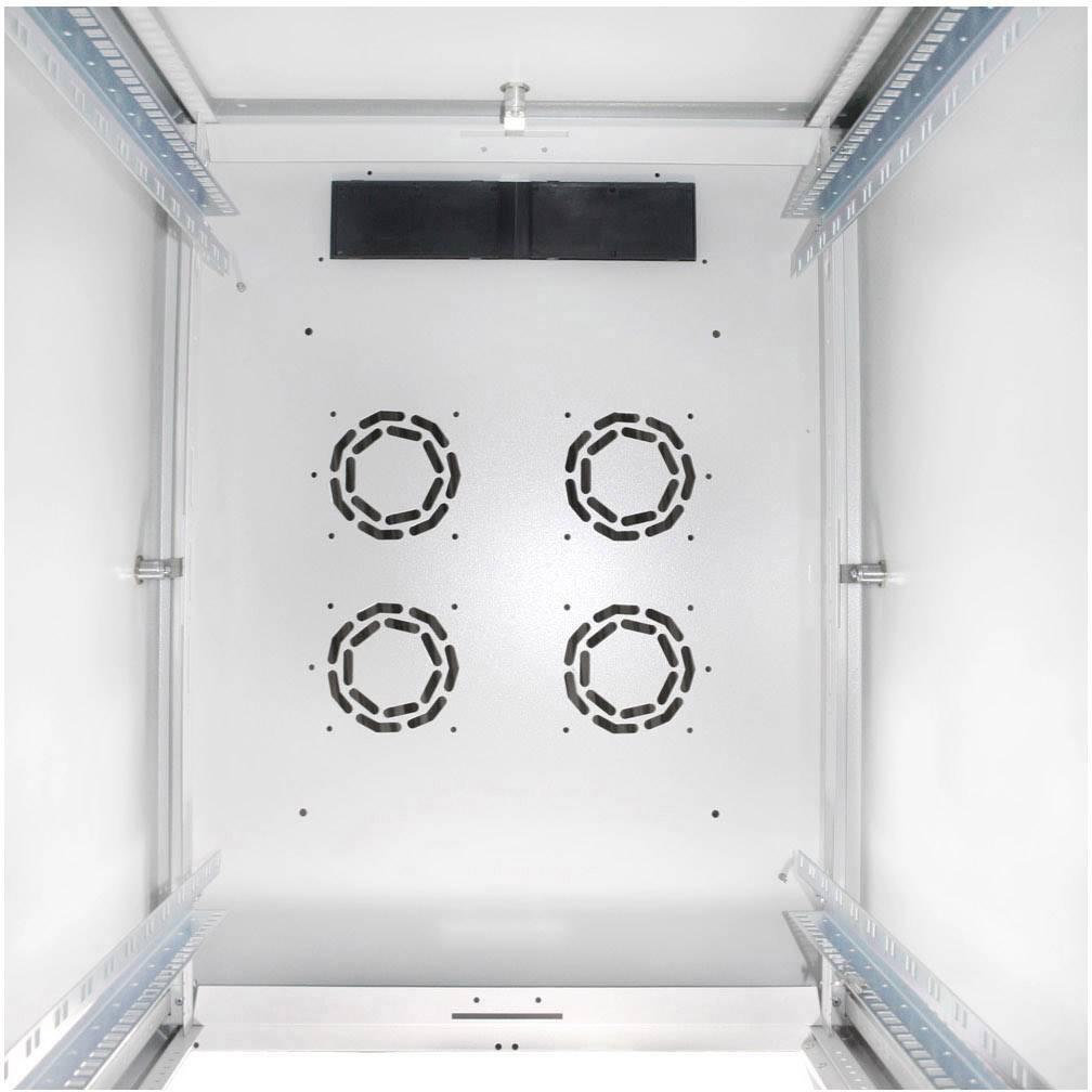 Innenansicht eines leeren Server-Racks mit sichtbaren Lüftungsgittern und Schienen für die Befestigung von Geräten.