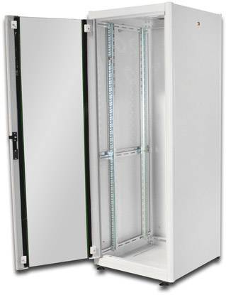 Metallischer Serverschrank mit geöffneter Tür, zeigt leeren Innenraum und Schienensystem für die Montage von Serverhardware.