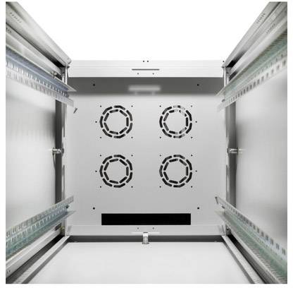 Innenansicht eines leeren metallischen Serverracks mit symmetrisch angeordneten Lüftungsgittern und Führungsschienen an den Seiten.