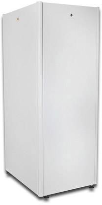 Ein weißer, hoher Kühlschrank mit einer glatten Oberfläche und kleinen Rollen unten. Es steht in einer Ecke eines hellen Raumes.