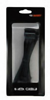 Ein schwarzes Kabel in einer transparenten Verpackung mit schwarzem Rahmen, das in einem Display-Fach hängt.