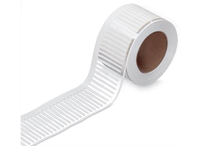 Eine weiße Rolle mit RFID-Etiketten, die eine Reihe von rechteckigen Antennen auf einem Papierstreifen zeigt.