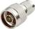 Ein Koaxialstecker mit gerändelter Metallfläche und zentralem Stift, geeignet für Hochfrequenz-Verbindungen in Elektronikgeräten.