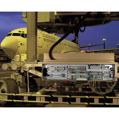 Ein Flugzeug steht auf dem Rollfeld, während ein Servicewagen mit geöffneter Elektronikabdeckung zur Wartung angeschlossen ist.
