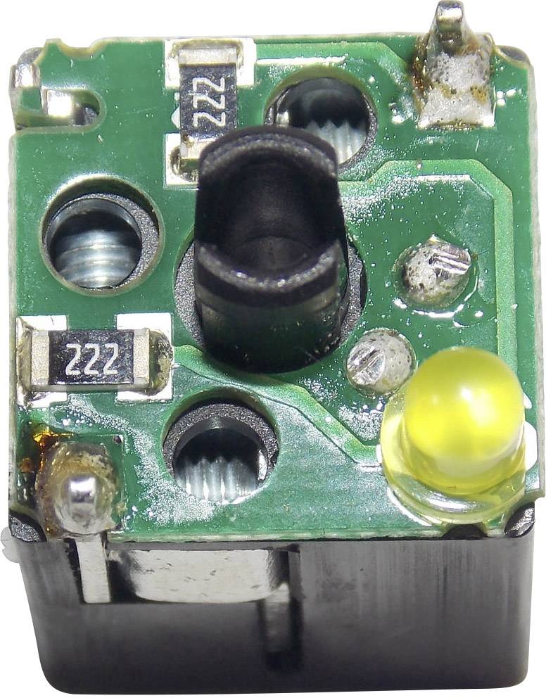Nahaufnahme einer grünen Leiterplatte mit mehreren elektronischen Bauteilen, einschließlich einer gelben LED und metallischen Anschlüssen.