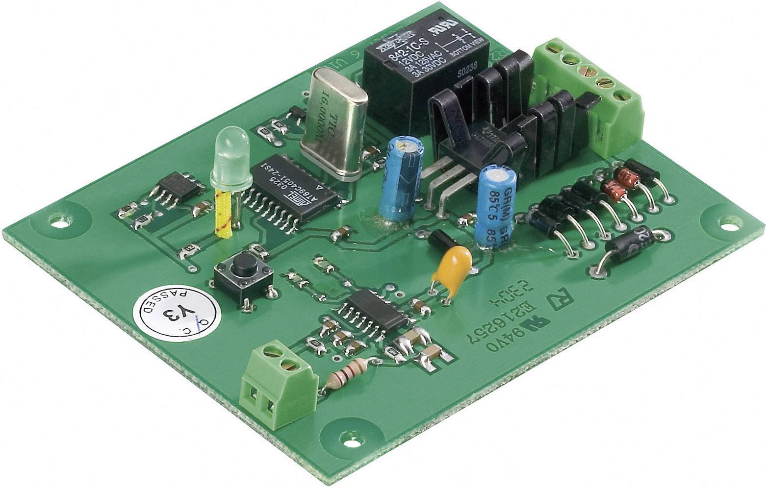 Grüne elektronische Schaltung mit verschiedenen Komponenten wie Widerständen, Kondensatoren und LEDs auf einer Platine montiert.