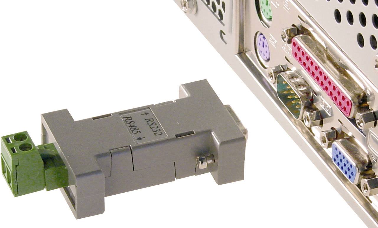 'RS232' Adapter neben der rückseitigen Computeranschlüsse. Adapter verbindet serielle Schnittstelle mit grünem Steckverbinder.