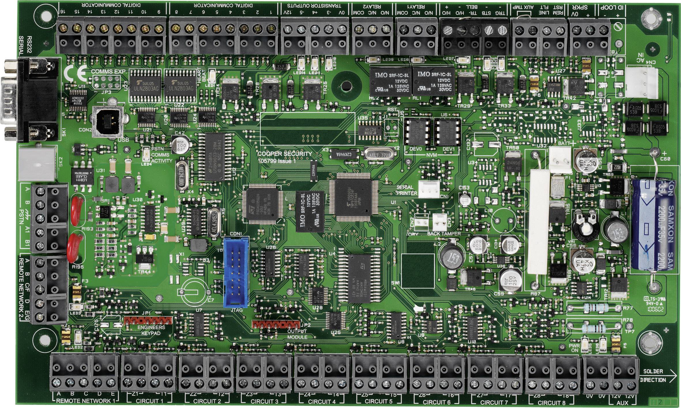 'Bild einer komplexen grünen Leiterplatte mit zahlreichen elektronischen Komponenten wie Widerstände, Chips und Anschlüsse.'