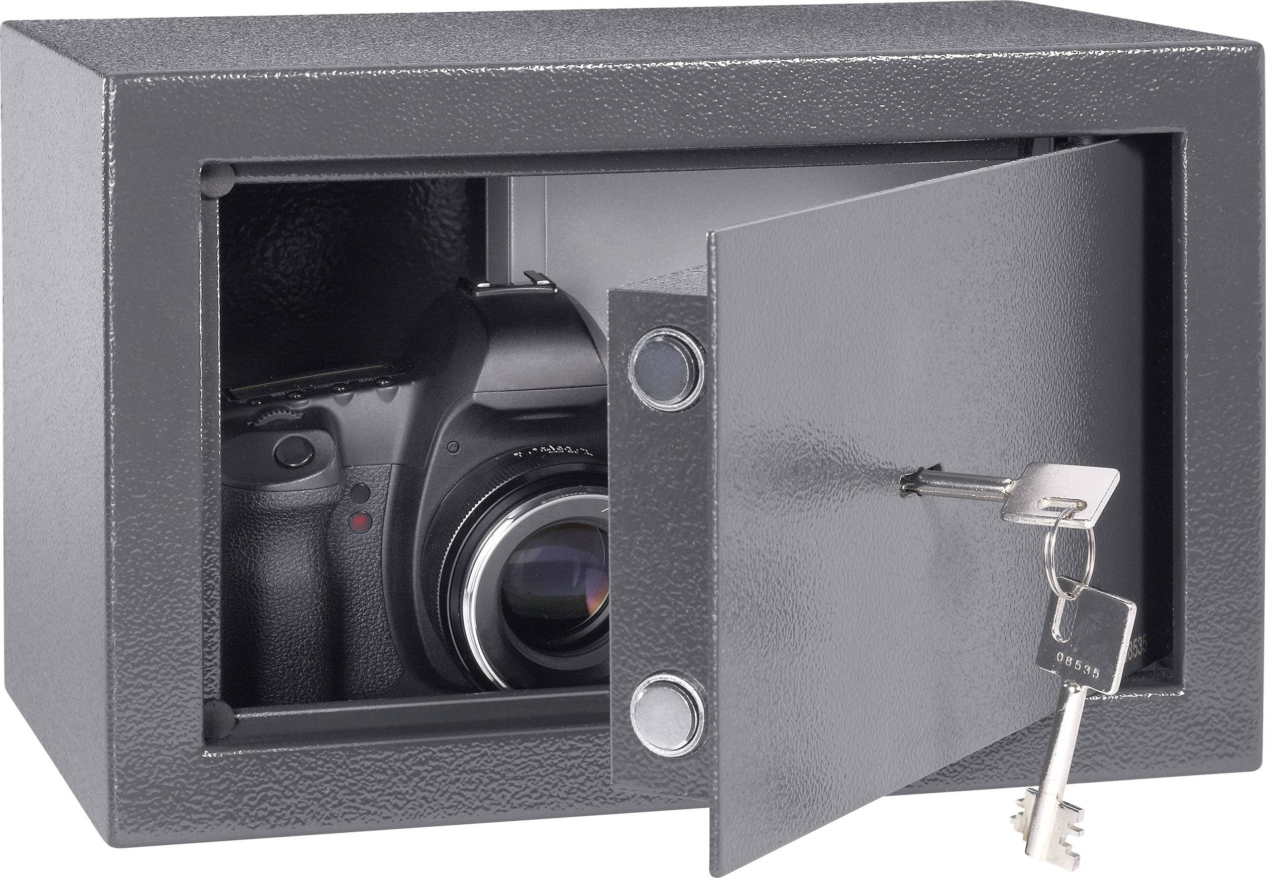 'Geschlossener Safe mit leicht geöffneter Tür, in dem eine Kamera sichtbar ist. Zwei Schlüssel stecken im Schloss.'