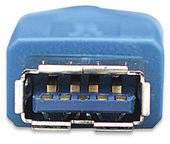 'Nahaufnahme eines blauen USB 3.0 Steckers, zeigt die Pins auf der Vorderseite.'