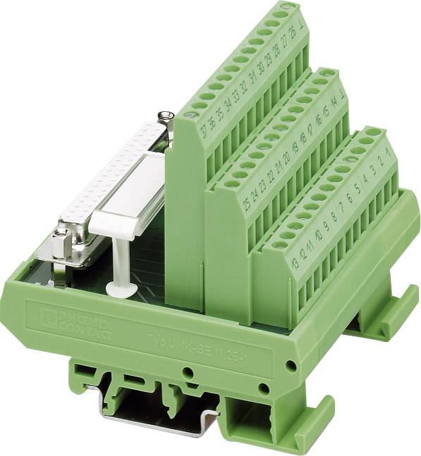 Ein mehrschichtiger, grüner Steckverbinderblock mit nummerierten Anschlüssen, montiert auf Schienenadapter, zur elektrischen Verkabelung.