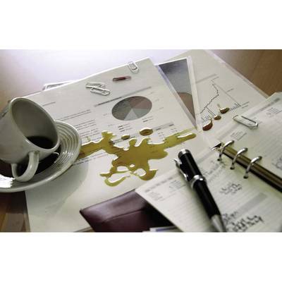 Eine umgestoßene Tasse Kaffee hat auf einem Schreibtisch Papiere mit Diagrammen und Grafiken verschüttet. Ein Notizbuch liegt daneben.