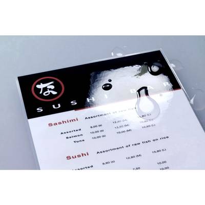 Speisekarte mit 'Sushi Bar'-Logo. Wassertropfen darauf. Liste von Sashimi und Sushi mit Preisen.