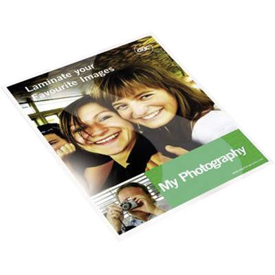Eine Broschüre mit fröhlichen Personen und dem Text 'Laminate your Favourite Images' und 'My Photography', zeigt zwei lächelnde Personen.