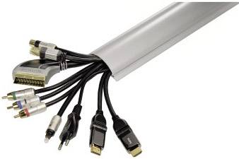 In dem Bild sind verschiedene Kabel aus einem silbernen Kabelkanal zu sehen, darunter HDMI, USB und Audiokabel.