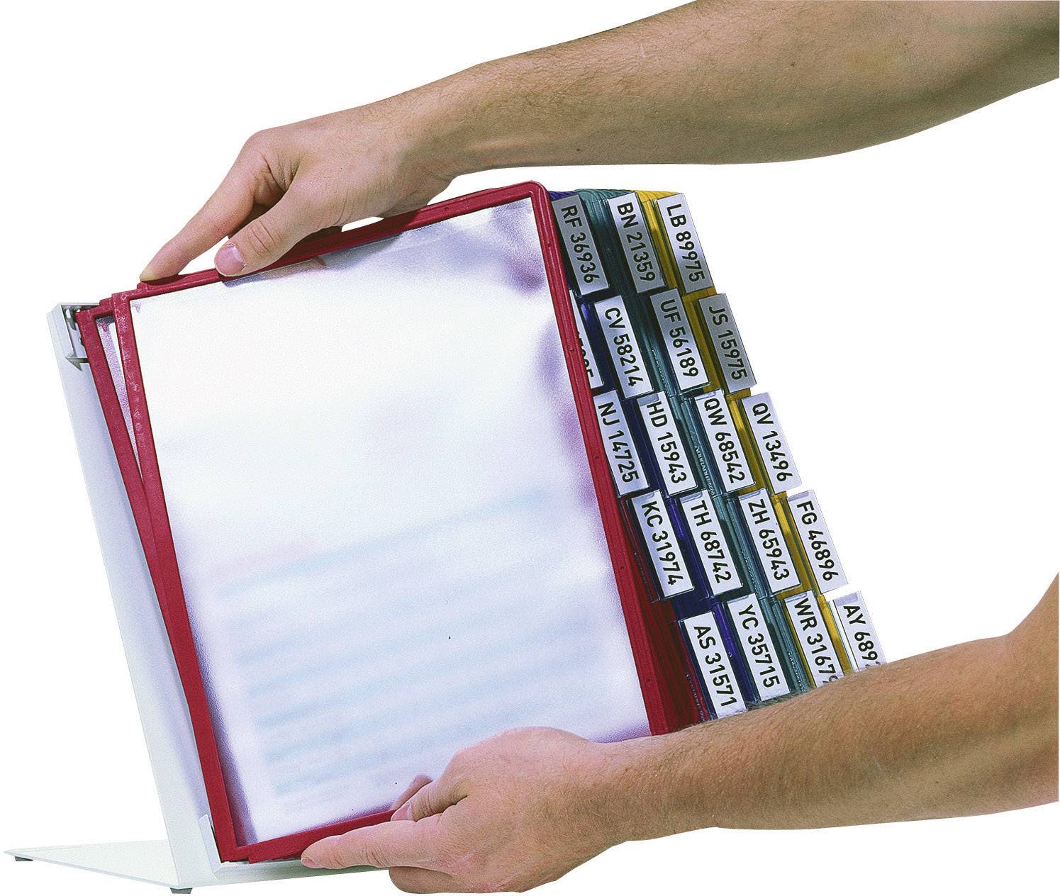 Eine Person blättert durch ein aufgeklapptes Ringbuch aus Kunststoff, das Dokumente mit Beschriftungen an den Seiten enthält.