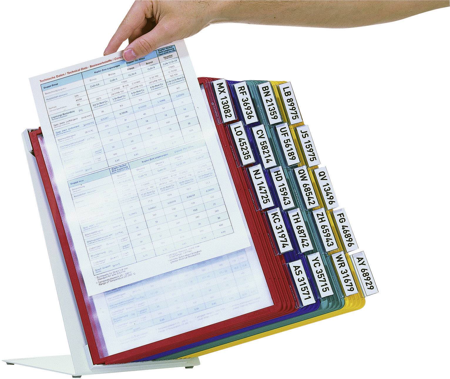 Ein Hand hält ein Dokument über farbigen, beschrifteten Hängemappen in einem vertikalen Ordnersystem.