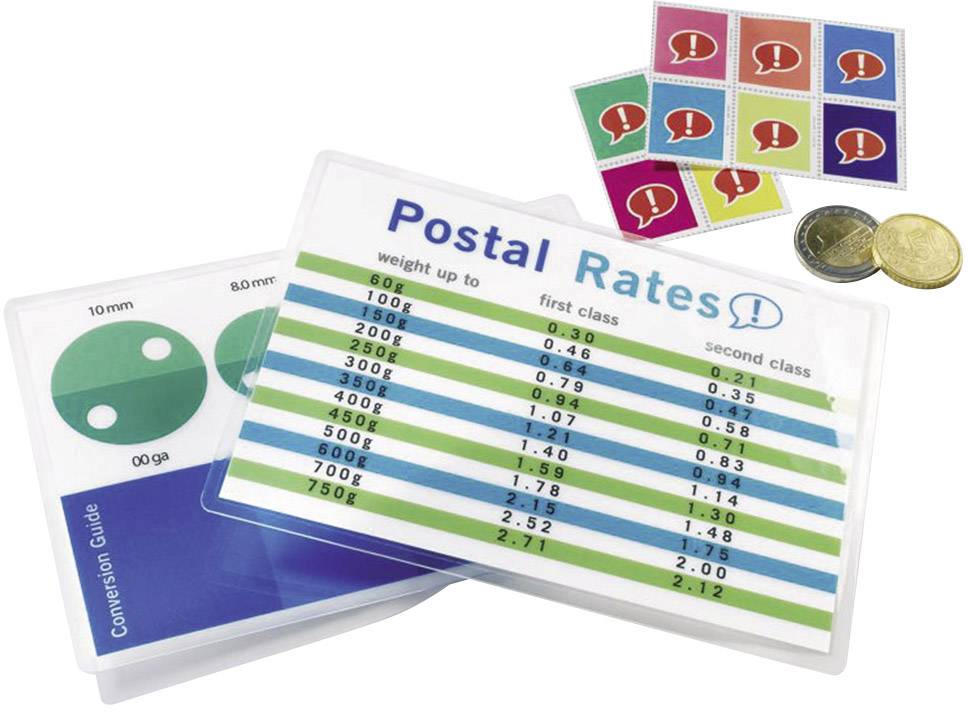 'Postal Rates' Tabelle zeigt Preise für verschiedene Gewichtsklassen in erster und zweiter Klasse. Enthält Münzen und bunte Briefmarken.