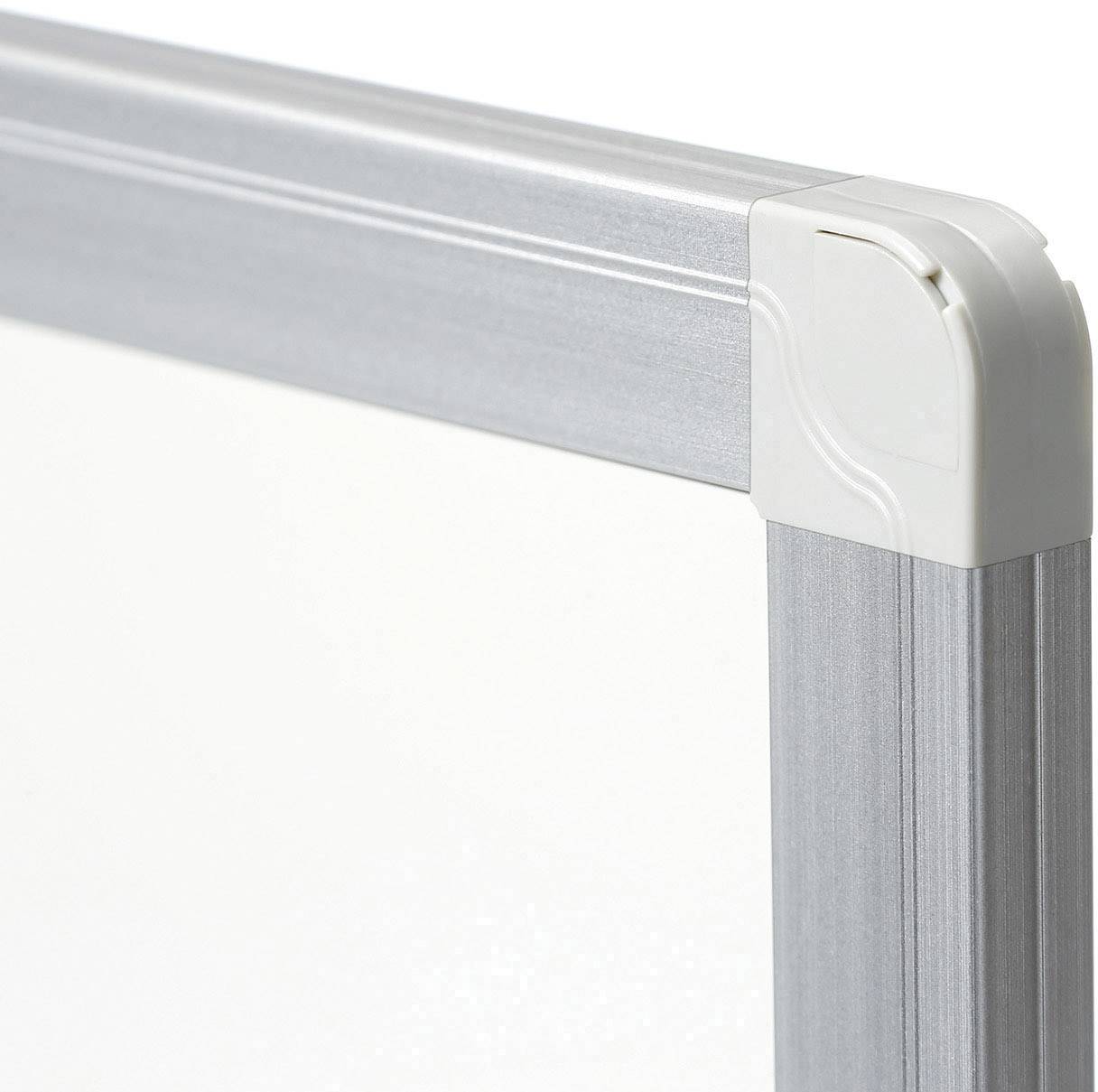 Eine Ecke eines weißen Whiteboards mit silbernem Rahmen wird gezeigt.