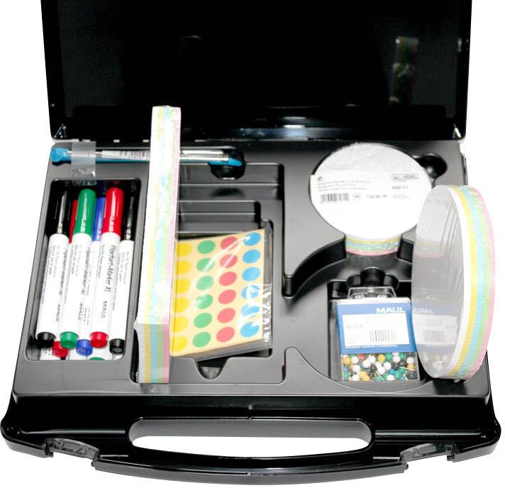 Ein offener schwarzer Koffer mit Bürobedarf, darunter farbige Marker, Klebebandrollen, bunte Klebepunkte und Stecknadeln.