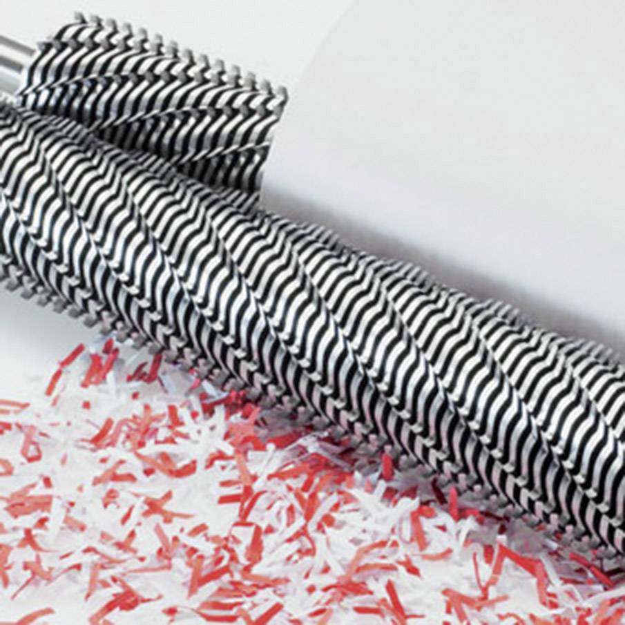 Nahaufnahme eines Bohrers, der rote und weiße Streifen schneidet; zeigt die Präzision des Werkzeugs in einem industriellen Kontext.