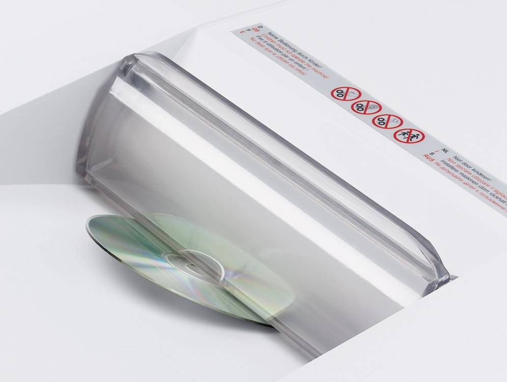 Eine CD wird in einen Aktenvernichter gesteckt, der für die Zerkleinerung von CDs geeignet ist. Sicherheitswarnungen sind oben sichtbar.