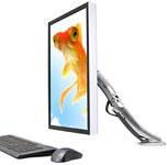 Ein Monitorhalter mit einem Bildschirm, auf dem ein Goldfisch abgebildet ist. Vor dem Monitor liegen eine Tastatur und eine Maus.