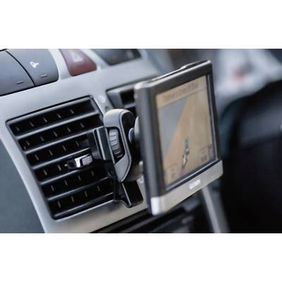 Ein Navigationsgerät ist an einer Autolüftung befestigt und zeigt eine Straßenroute an.