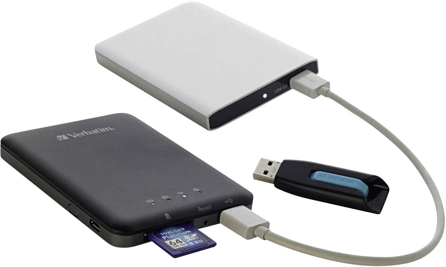 Externe Festplatte, USB-Stick und SD-Karte von Verbatim, mit jeweils angeschlossenen USB-Kabeln, auf einer weißen Oberfläche.