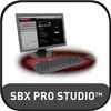 Ein Computerbildschirm zeigt die Softwareoberfläche von 'SBX Pro Studio'. Davor liegen eine Tastatur und eine Maus.