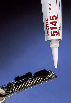 'Tubenförmiges Dichtmittel Loctite 5145 wird auf eine elektronische Leiterplatte aufgetragen.'