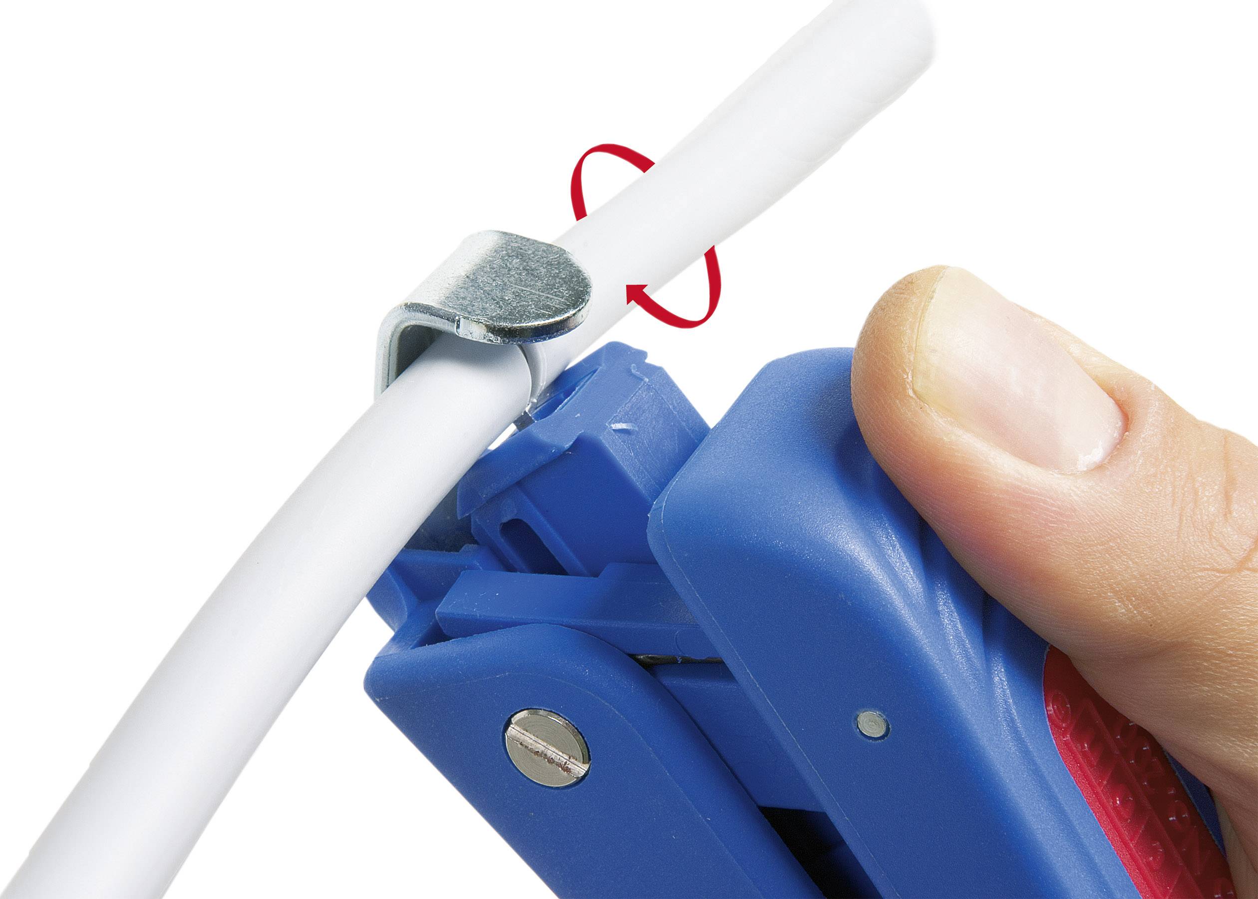 Eine Hand nutzt ein blaues Abisolierwerkzeug, um ein weißes Kabel von seiner äußeren Isolierung zu befreien.