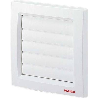 Ein weißes Lüftungsgitter mit horizontalen Lamellen, Marke MAICO, an einer weißen Wand angebracht.