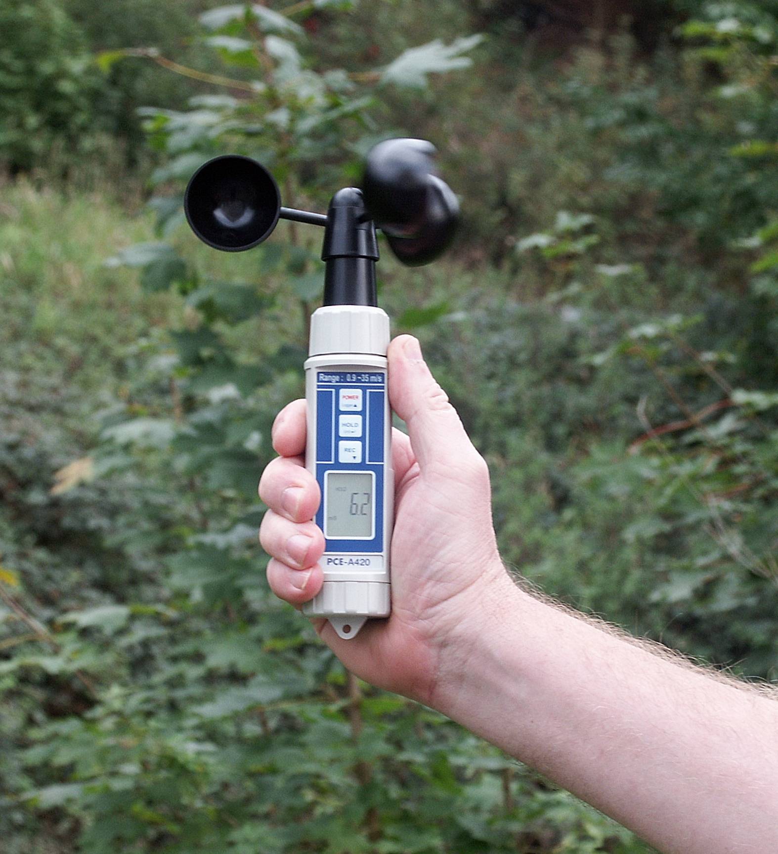 PCE Instruments Anemometer PCE-A420 |0,9 … 35,0 m/s |km/h |mph |ft/min |Knoten |inkl. Schalenkreuz |Speicher |IP65-1