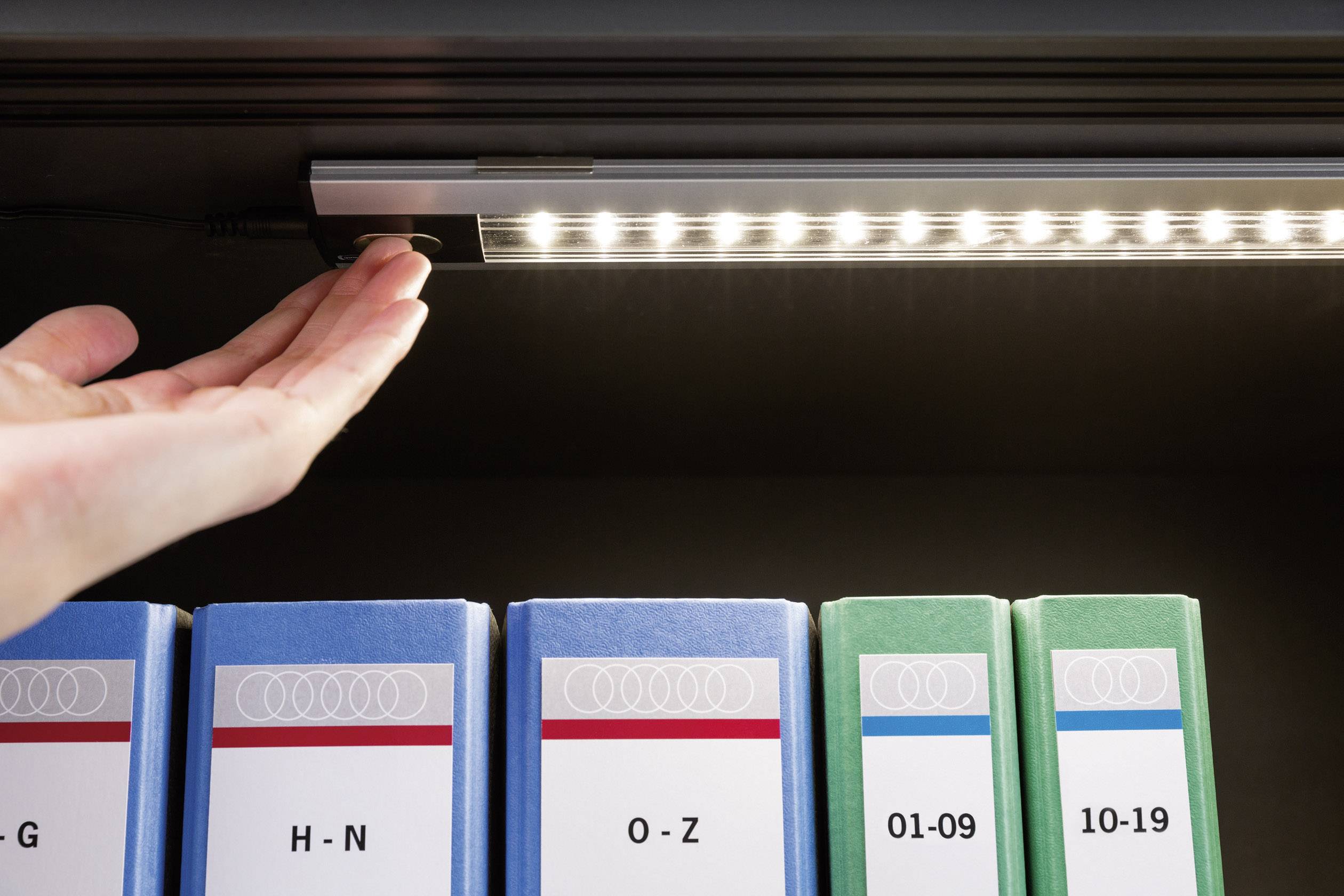 Schrankleuchte mit weißem Licht per Touch-Schalter