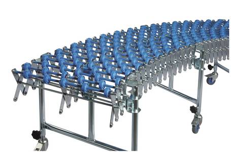 Eine ausziehbare Rollenbahn mit blauen Kunststoff-Rollen und Metallgestell für den Warentransport in der Logistik.