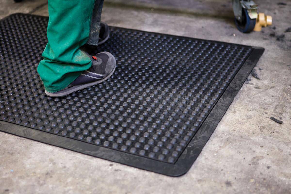 Arbeitsplatz-Bodenbelag,Einzelmatte,HxLxB 13x1200x900mm,Kautschuk,genoppt,fördert Entlastung von Rücken und Beinen-1