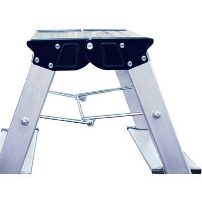 Eine Aluminium-Trittleiter mit vier Stufen, zusammengeklappt und von der Seite gesehen. Geeignet für den Innen- und Außenbereich.