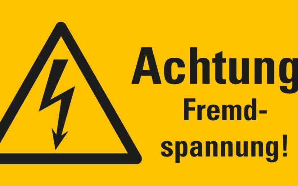 Warn-Kombischild Achtung! Fremdspannung!, RoHS konform, Folie, 52x26mm, 10/Bogen, ASR A1.3, DIN EN ISO 7010 W012-0