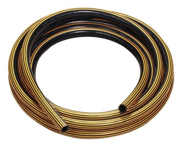 Eine Rolle flexibler gelb-schwarzer Gartenschlauch in Kreisen gelegt.