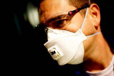 Hier ist ein Mann abgebildet, der eine Einweg-Feinstaubmaske mit FFP2-Schutzklasse trägt. 